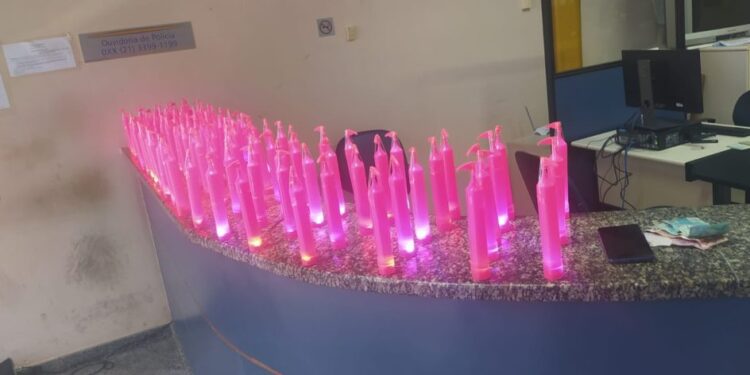 Homem é preso transportando frascos de lança perfume na mochila