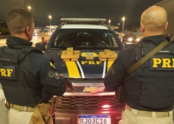 PRF prende mulher com 7 kg de maconha na BR-101 com destino à Maricá