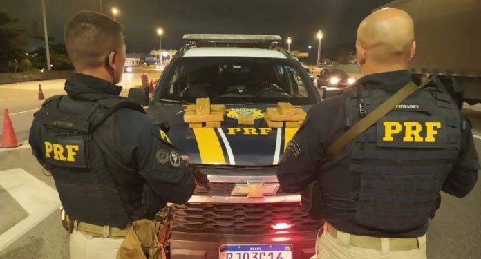 PRF prende mulher com 7 kg de maconha na BR-101 com destino à Maricá