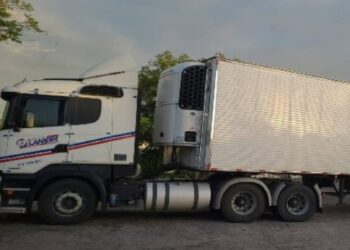 Carreta roubada com carga de frios é recuperada em Campos