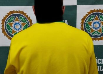 Polícia prende homem com mandado de prisão