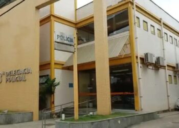 Homem é jogado de carro em movimento em Itaperuna