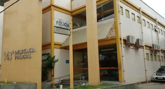 Homem é jogado de carro em movimento em Itaperuna