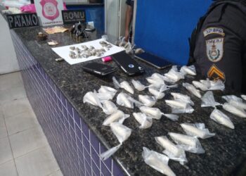 Polícia Militar apreende drogas na praça de alimentação de Carapebus