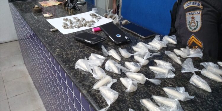 Polícia Militar apreende drogas na praça de alimentação de Carapebus