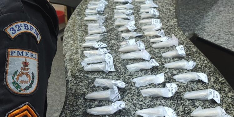 PM prende homem e apreende drogas em Casimiro de Abreu