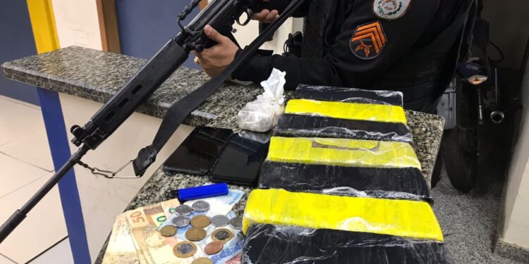 PM prende mulher e apreende adolescente por tráfico de drogas em Rio Dourado