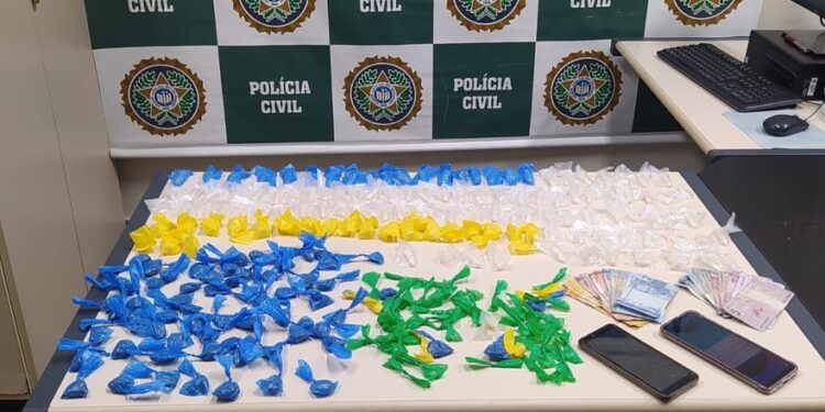 Polícia Civil prende homem e apreende menor por tráfico de drogas em Macaé