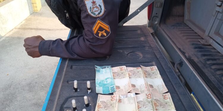 PM prende casal por tráfico de drogas em Quissamã