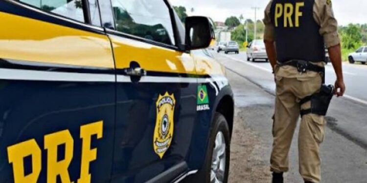 PRF detém suspeito por porte ilegal de arma e associação ao tráfico