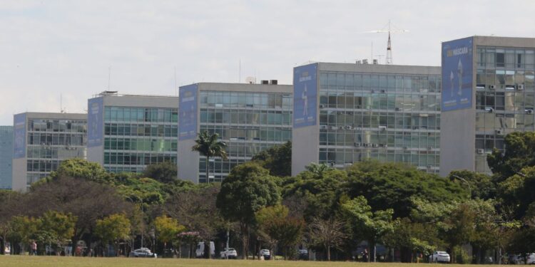 Lula anuncia mais 16 ministros da futura gestão