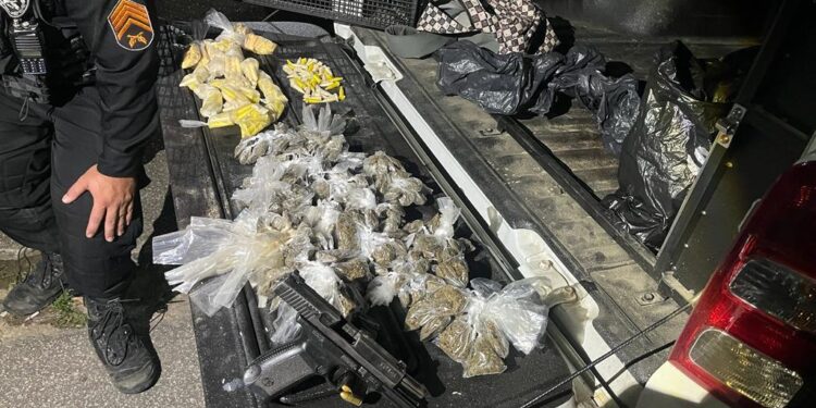 PM prende dupla e apreende drogas em Conceição de Macabu