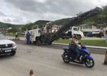 Operação tapa-buracos causa caos no trânsito no bairro Jacaré