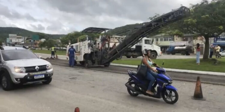 Operação tapa-buracos causa caos no trânsito no bairro Jacaré