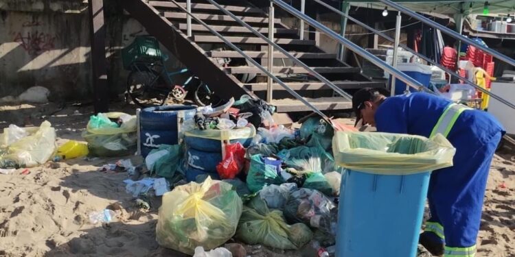 Praias e ruas contabilizam 25 toneladas de lixo pós-réveillon