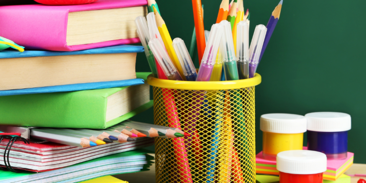 Divulgado decreto que regulamenta Programa Auxílio Material Didático e Uniforme