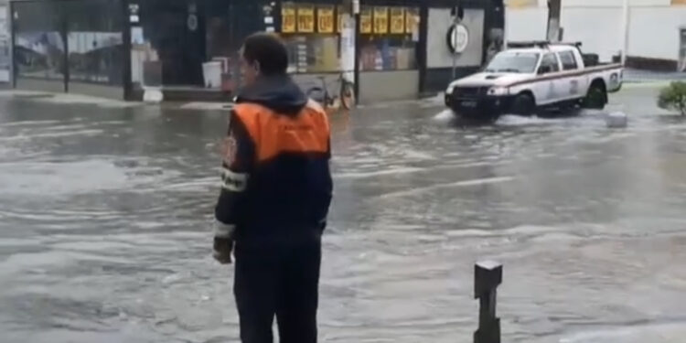 Chuvas constantes e alagamentos causam transtornos aos cabofrienses