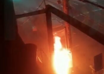 Poste pega fogo e moradores denunciam ação criminosa