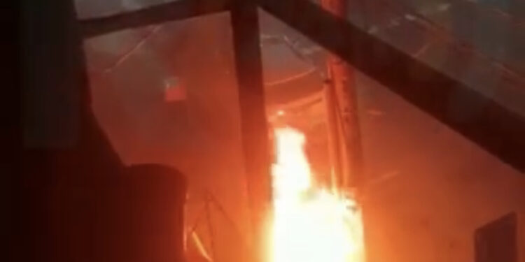 Poste pega fogo e moradores denunciam ação criminosa