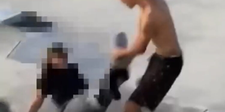 Agressão é flagrada em espaço recreativo nesta segunda-feira (2)