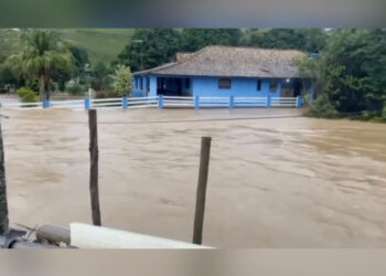 Chuvas: parque aquático é destruído e valão transborda