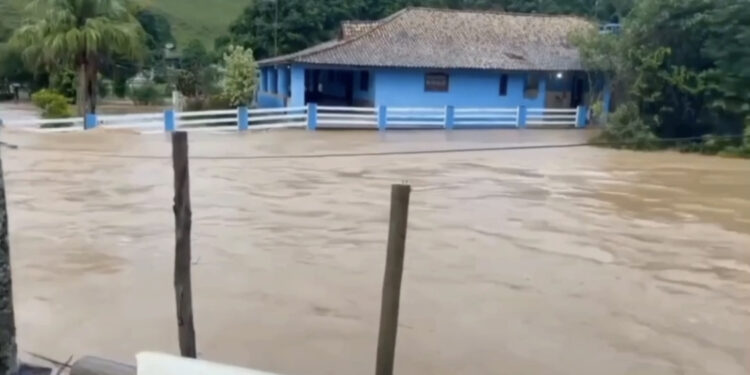 Chuvas: parque aquático é destruído e valão transborda