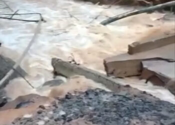 Ponte é destruída e estrada interditada por fortes chuvas