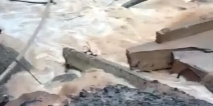 Ponte é destruída e estrada interditada por fortes chuvas