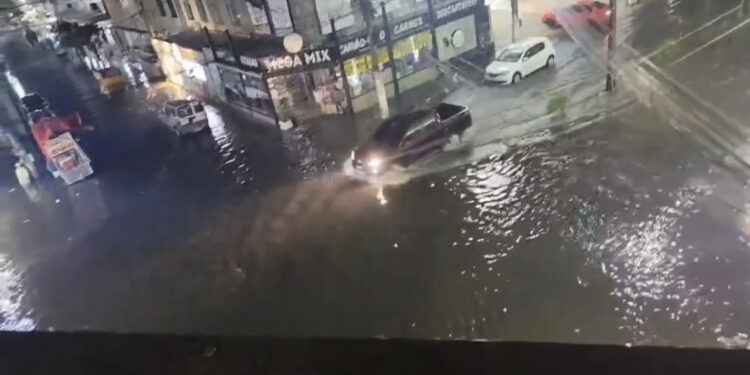 Chuvas de verão causam transtornos em cidade da Região dos Lagos