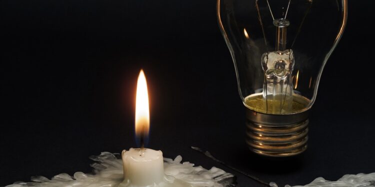 “Luz no fim do túnel”: Procon notifica Enel por má prestação de serviços