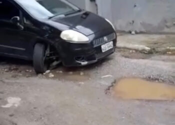Motorista cai em cratera e se revolta com falta de infraestrutura de bairro