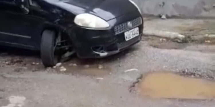 Motorista cai em cratera e se revolta com falta de infraestrutura de bairro