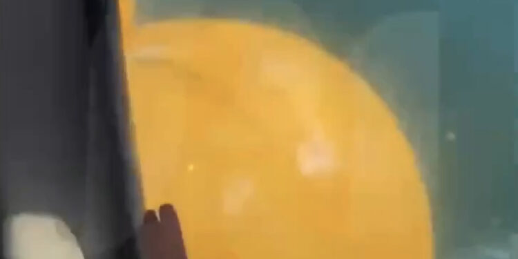 Helicóptero tem flutuadores ejetados durante o voo