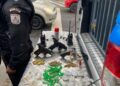 “Apê magia”: facção esconde armas e drogas em parede falsa de imóvel