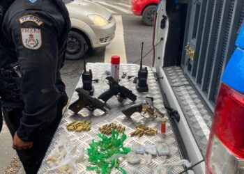 “Apê magia”: facção esconde armas e drogas em parede falsa de imóvel