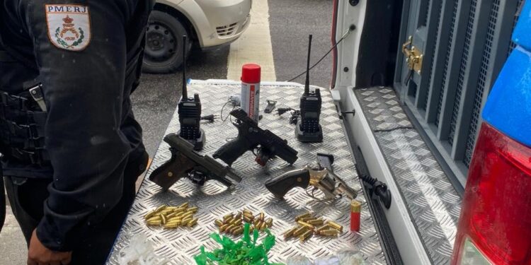 “Apê magia”: facção esconde armas e drogas em parede falsa de imóvel