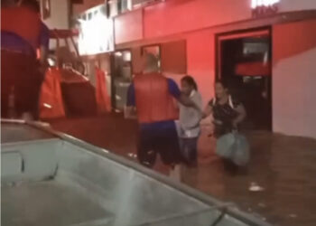 Rio Pomba transborda e moradores são retirados durante a madrugada