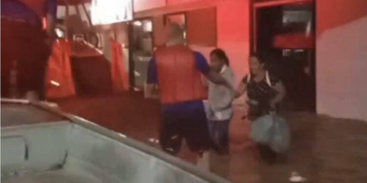 Rio Pomba transborda e moradores são retirados durante a madrugada