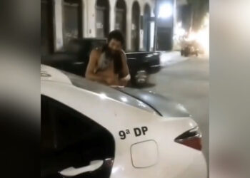 Após endolar entorpecente em cima de viatura, homem é preso por desacato