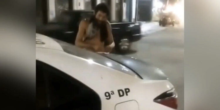 Após endolar entorpecente em cima de viatura, homem é preso por desacato