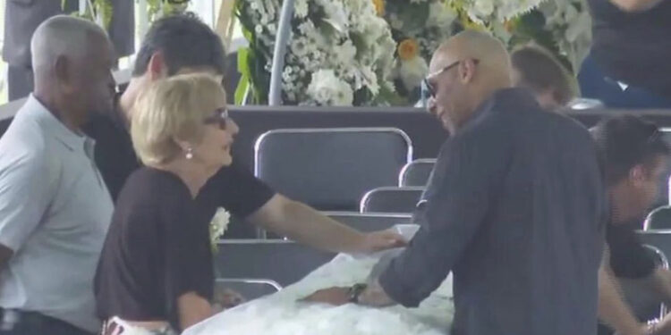 Pelé é velado na Vila Belmiro