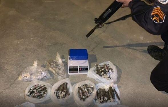 PM prende dupla com drogas em Araruama