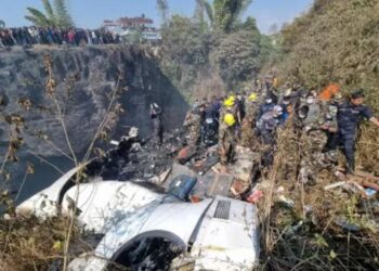 Avião com 72 pessoas cai no Nepal