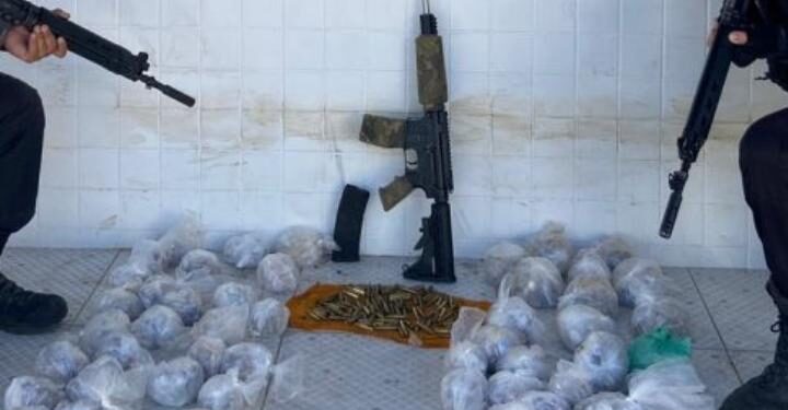 PM apreende fuzil, munições e farta quantidade de drogas em Cabo Frio