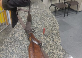 Homem é detido por violência doméstica e espingarda apreendida, em Glicério