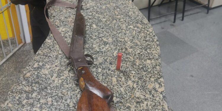 Homem é detido por violência doméstica e espingarda apreendida, em Glicério