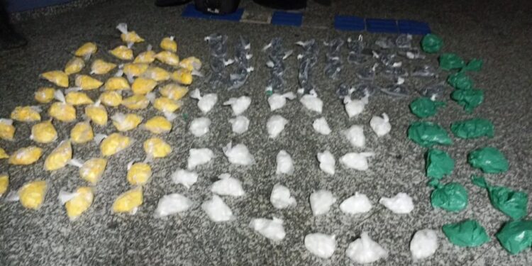 Quatro pessoas são presas transportando drogas do Complexo da Maré para Búzios