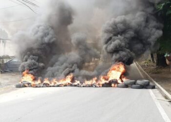 Manifestação bloqueia avenida, em Campos, no acesso à Ponte Alair Ferreira