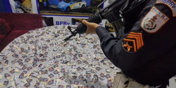 Dupla é flagrada pela Polícia Rodoviária transportando droga de São Gonçalo para Cabo Frio