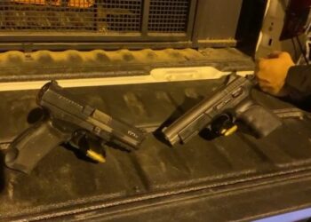 Confronto entre PM e traficantes termina com dois mortos, dois presos e armas apreendidas, em Casimiro de Abreu